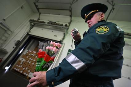 Досмотр цветочной продукции в зоне таможенного контроля в Химках