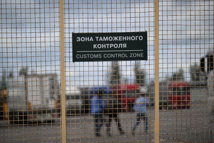 Досмотр цветочной продукции в зоне таможенного контроля в Химках