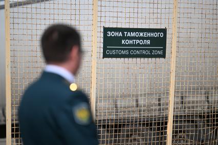 Досмотр цветочной продукции в зоне таможенного контроля в Химках