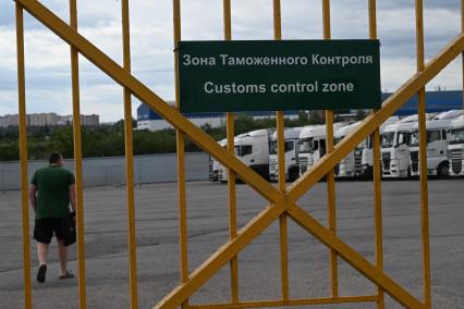 Досмотр цветочной продукции в зоне таможенного контроля в Химках
