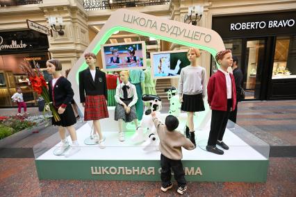 Выставка История школьной формы 1900–2025\" в ГУМе