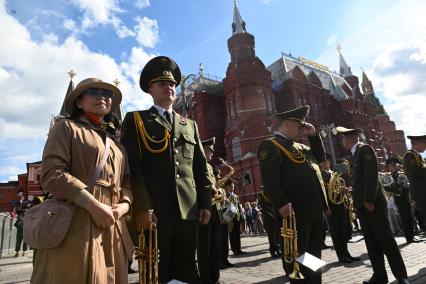 Оркестр почетного караула Минской военной комендатуры выступает на Манежной площади