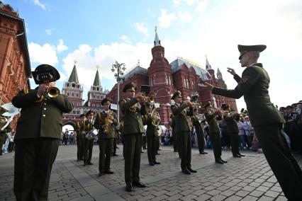 Оркестр почетного караула Минской военной комендатуры выступает на Манежной площади