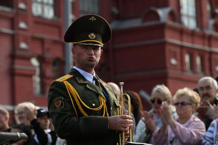 Оркестр почетного караула Минской военной комендатуры выступает на Манежной площади