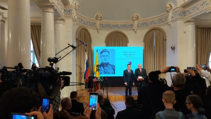 Передача золотой звезды Героя России потомкам А.П. Береста