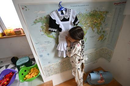Первоклассница готовится к 1 сентября