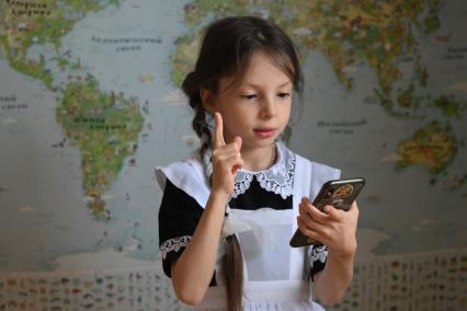 Первоклассница готовится к 1 сентября