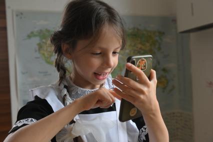 Первоклассница готовится к 1 сентября