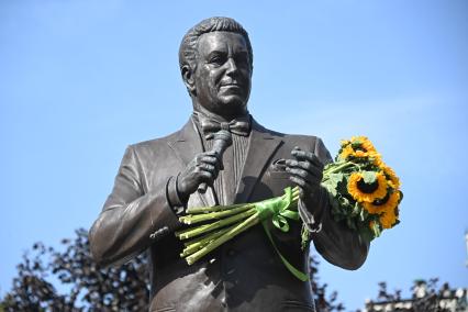 В день памяти Иосифа Кобзона родные и друзья собрались у памятника певцу