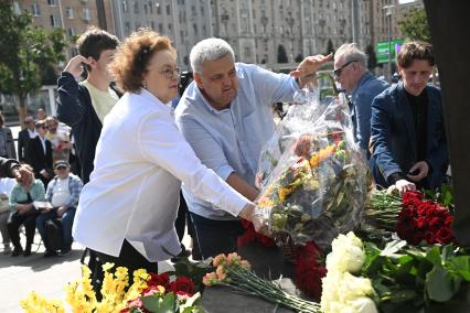 В день памяти Иосифа Кобзона родные и друзья собрались у памятника певцу