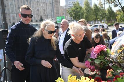 В день памяти Иосифа Кобзона родные и друзья собрались у памятника певцу