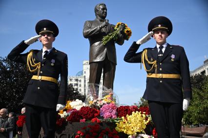 В день памяти Иосифа Кобзона родные и друзья собрались у памятника певцу