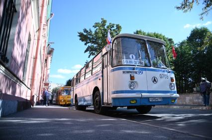 Ретроавтопробег автобусов Ленинградский рейс\" в Санкт-Петербурге
