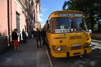 Ретроавтопробег автобусов Ленинградский рейс\" в Санкт-Петербурге