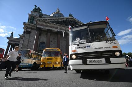 Ретроавтопробег автобусов Ленинградский рейс\" в Санкт-Петербурге