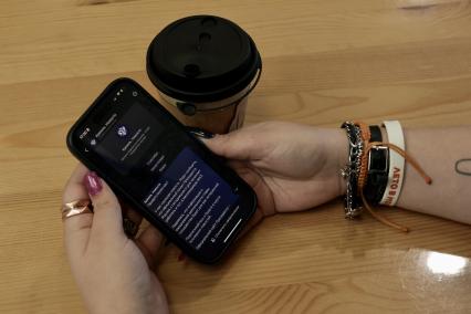 Мессенджер Max на мобильном телефоне