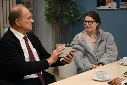 Геннадий Зюганов и Олеся Носова в редакции Комсомольская правда\"