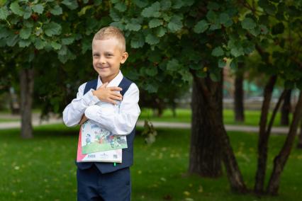 Первоклассник идёт в школу