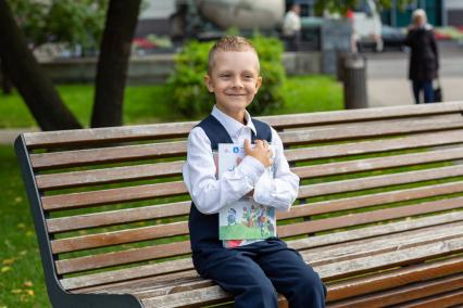 Первоклассник идёт в школу