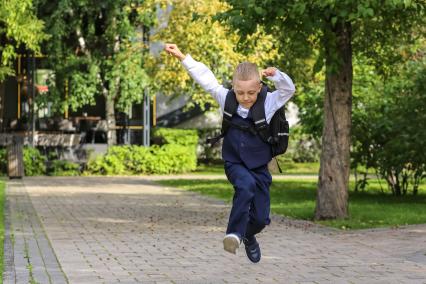 Первоклассник идёт в школу