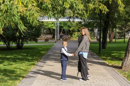 Первоклассник идёт в школу