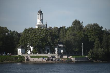 Водный крестный ход от крепости Орешек в Санкст-Петербург