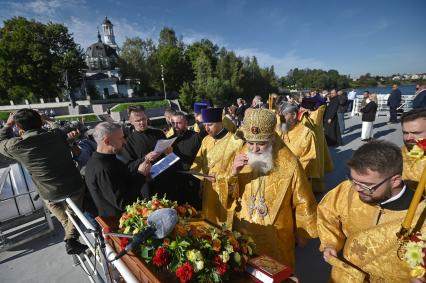 Водный крестный ход от крепости Орешек в Санкст-Петербург