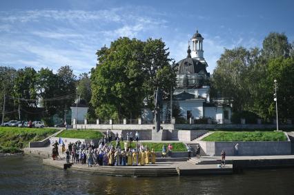 Водный крестный ход от крепости Орешек в Санкст-Петербург