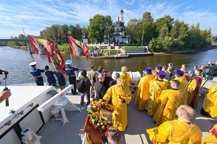 Водный крестный ход от крепости Орешек в Санкст-Петербург