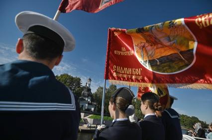Водный крестный ход от крепости Орешек в Санкст-Петербург