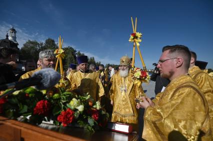 Водный крестный ход от крепости Орешек в Санкст-Петербург