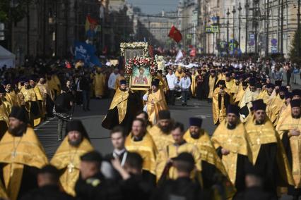 Водный крестный ход от крепости Орешек в Санкст-Петербург
