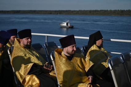 Водный крестный ход от крепости Орешек в Санкст-Петербург