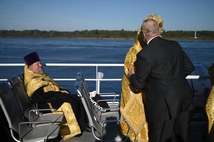 Водный крестный ход от крепости Орешек в Санкст-Петербург