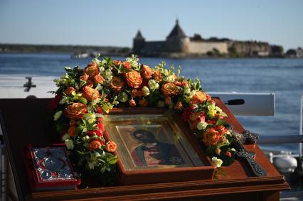 Водный крестный ход от крепости Орешек в Санкст-Петербург