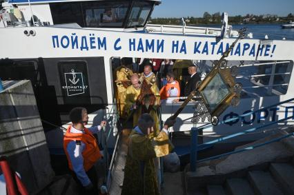 Водный крестный ход от крепости Орешек в Санкст-Петербург