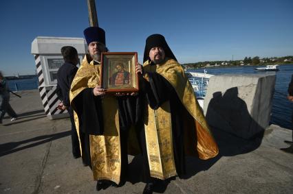 Водный крестный ход от крепости Орешек в Санкст-Петербург
