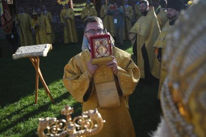 Водный крестный ход от крепости Орешек в Санкст-Петербург