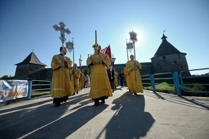 Водный крестный ход от крепости Орешек в Санкст-Петербург