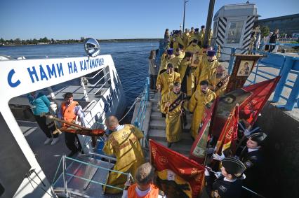 Водный крестный ход от крепости Орешек в Санкст-Петербург