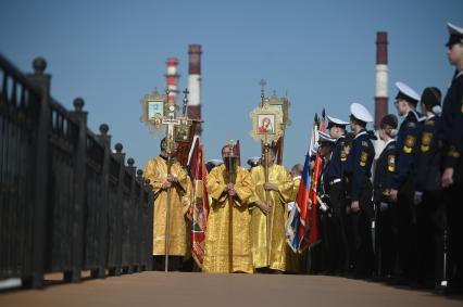 Водный крестный ход от крепости Орешек в Санкст-Петербург