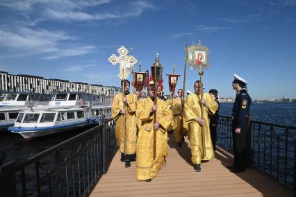 Водный крестный ход от крепости Орешек в Санкст-Петербург