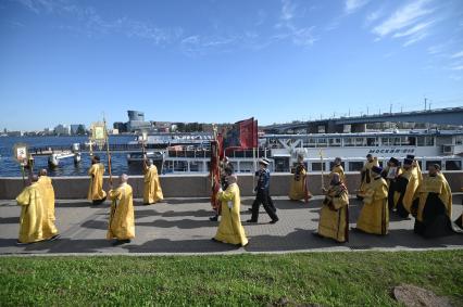 Водный крестный ход от крепости Орешек в Санкст-Петербург