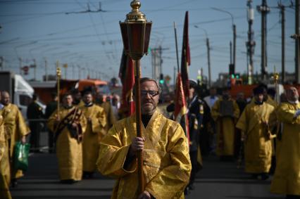 Водный крестный ход от крепости Орешек в Санкст-Петербург