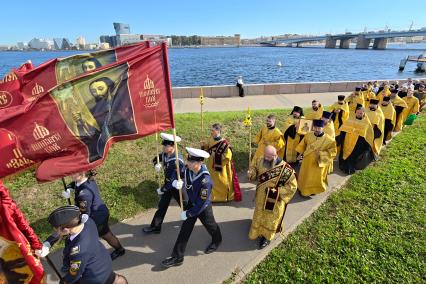 Водный крестный ход от крепости Орешек в Санкст-Петербург