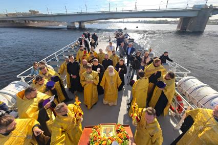 Водный крестный ход от крепости Орешек в Санкст-Петербург