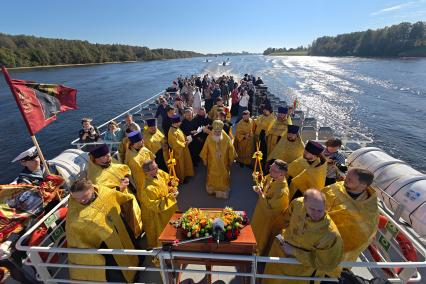 Водный крестный ход от крепости Орешек в Санкст-Петербург