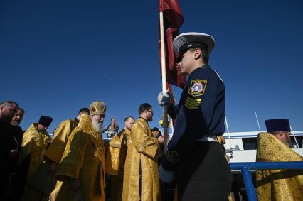 Водный крестный ход от крепости Орешек в Санкст-Петербург