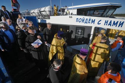 Водный крестный ход от крепости Орешек в Санкст-Петербург