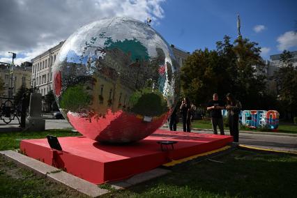 Интерактивная инсталляция Никаса Сафронова Ты и есть искусство\"
